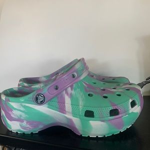 Woman’s crocs tie die